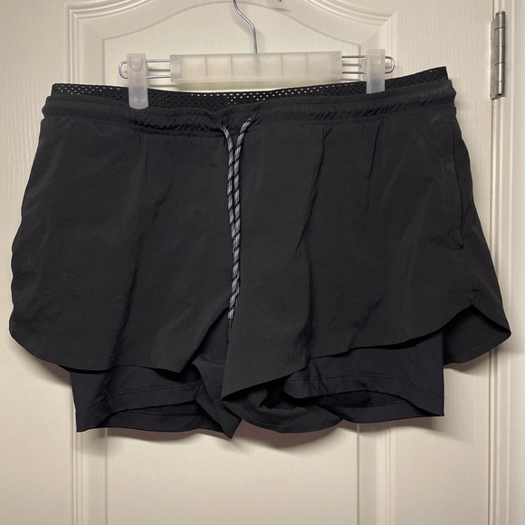 Athleta Pants - Athleta Black TREKKIE CREST 2 IN 1 SHORTIE